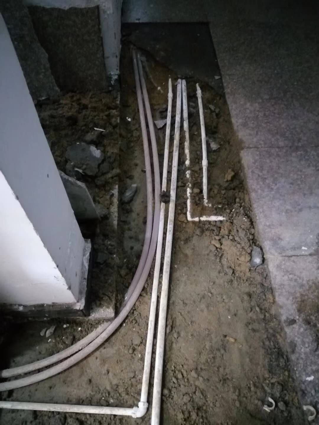 佛冈漏水，切勿盲目乱刨乱砸