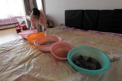 佛冈楼上漏水，住户失联，小区没物管，业主维权难！律师来支招……